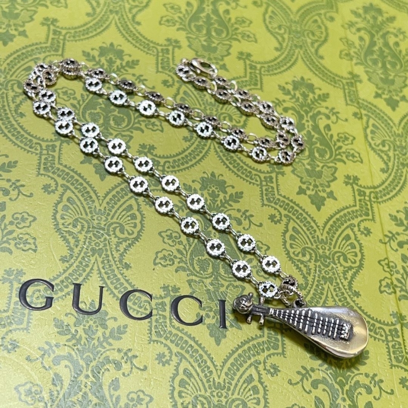 G*u*i necklaces